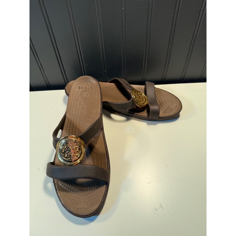 Crocs Sanrah Hammered Circle Medallion Sandals Espresso Brown Gold Womens 9